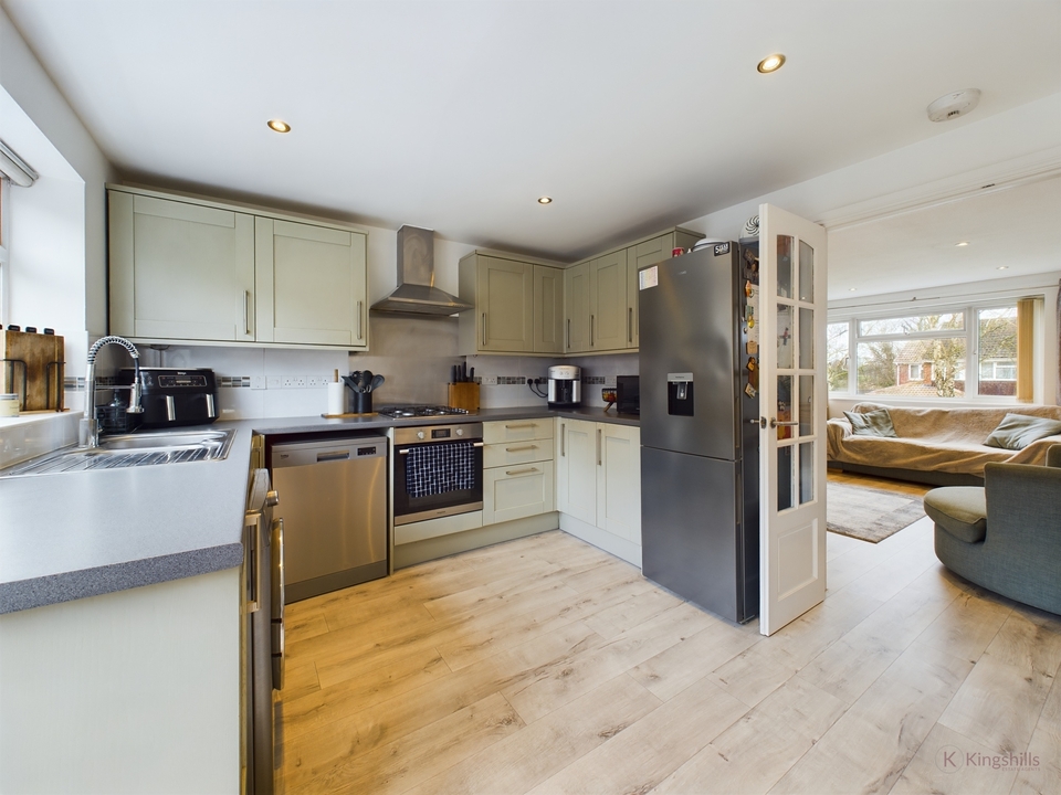 3 bed semi-detached house for sale in Tamar Close, High Wycombe  - Property Image 4