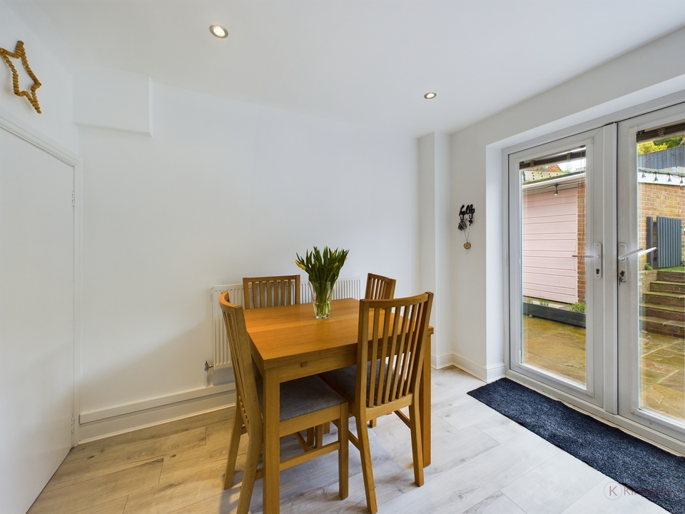 3 bed semi-detached house for sale in Tamar Close, High Wycombe  - Property Image 5