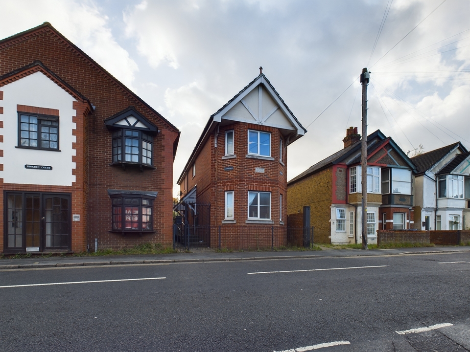 1 bed apartment for sale in Dashwood House, High Wycombe - Property Image 1