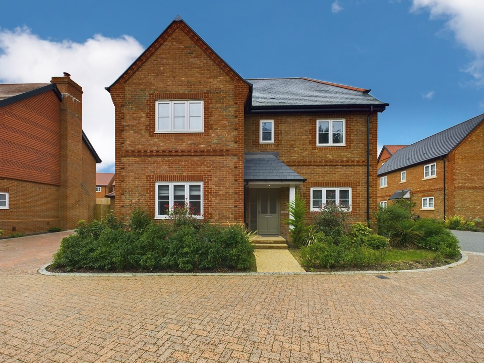4 bed detached house to rent in Heatherdene Road, High Wycombe - Property Image 1