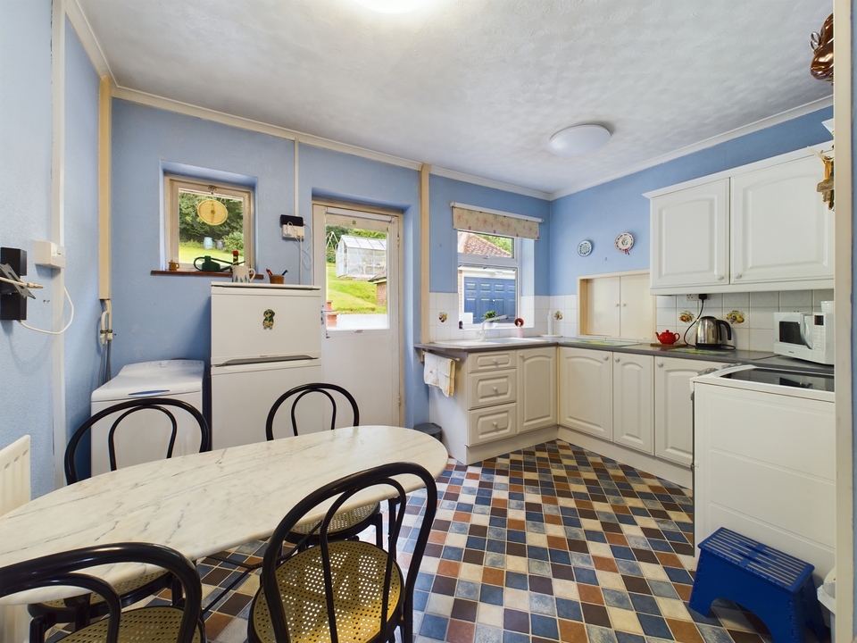2 bed detached bungalow for sale in Hazlemere, High Wycombe  - Property Image 8