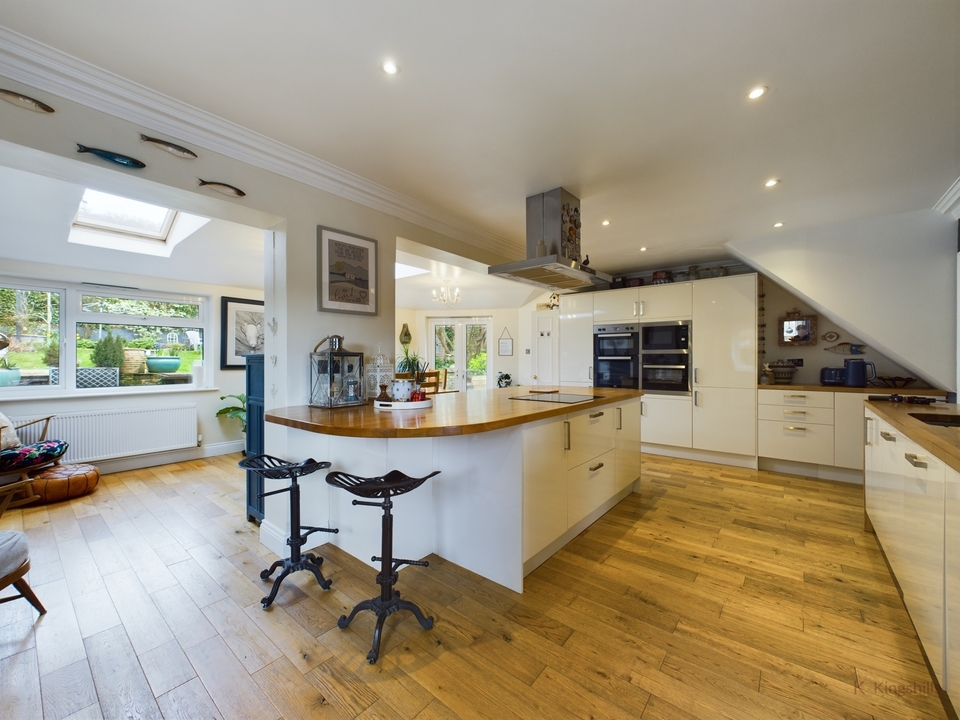 4 bed detached house for sale in Friars Gardens, High Wycombe  - Property Image 3