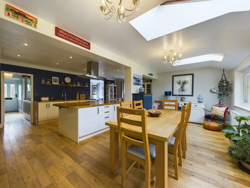 4 bed detached house for sale in Friars Gardens, High Wycombe  - Property Image 4
