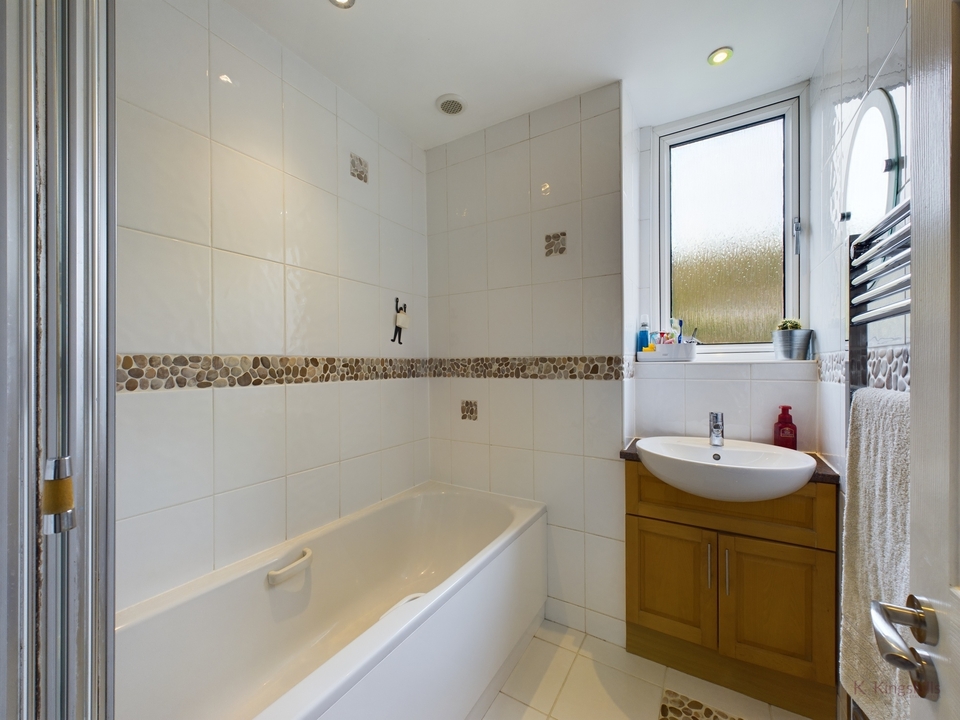 4 bed detached house for sale in Friars Gardens, High Wycombe  - Property Image 14