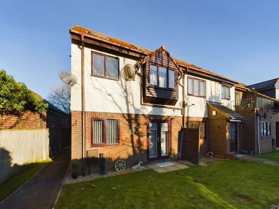 2 bed for sale in Milton Gardens, Princes Risborough  - Property Image 1