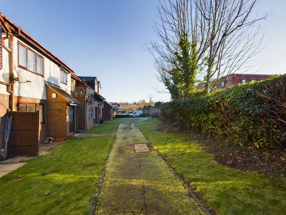 2 bed for sale in Milton Gardens, Princes Risborough  - Property Image 2
