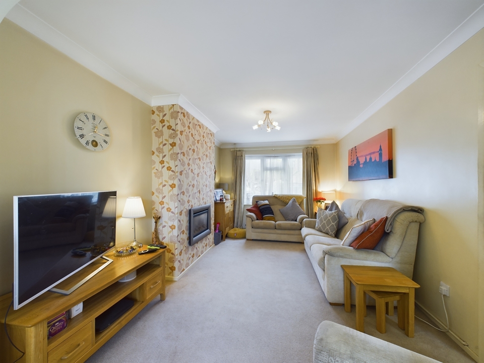 5 bed semi-detached house for sale in Holmer Green, High Wycombe  - Property Image 9