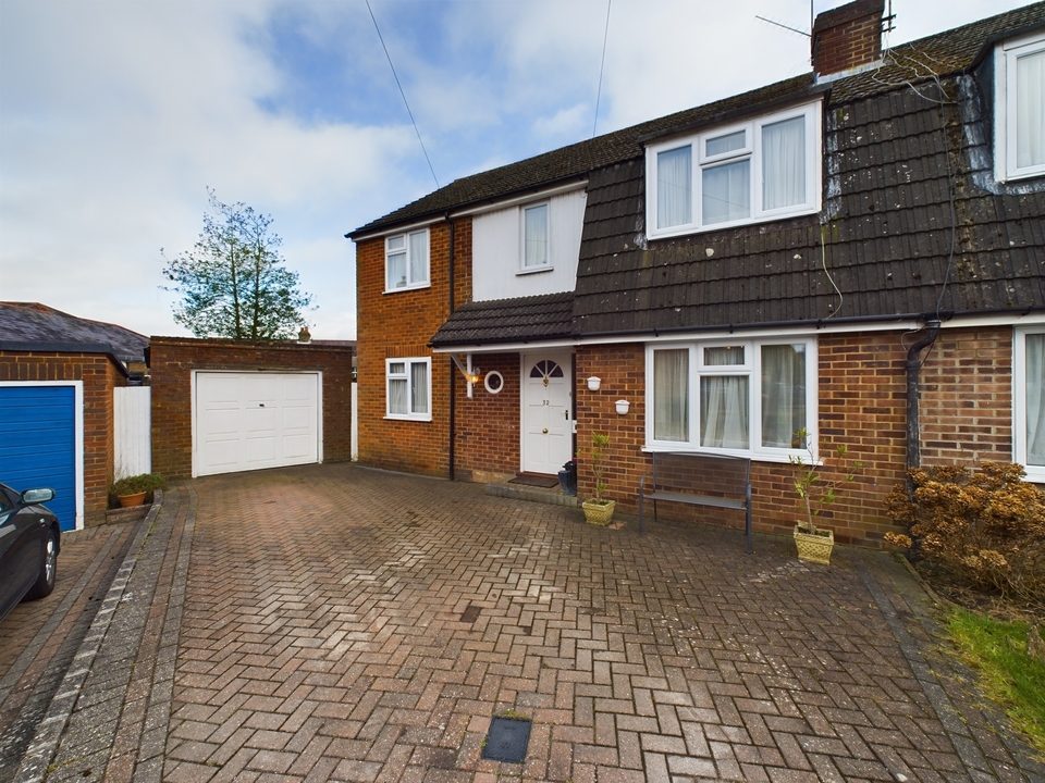 5 bed semi-detached house for sale in Holmer Green, High Wycombe - Property Image 1