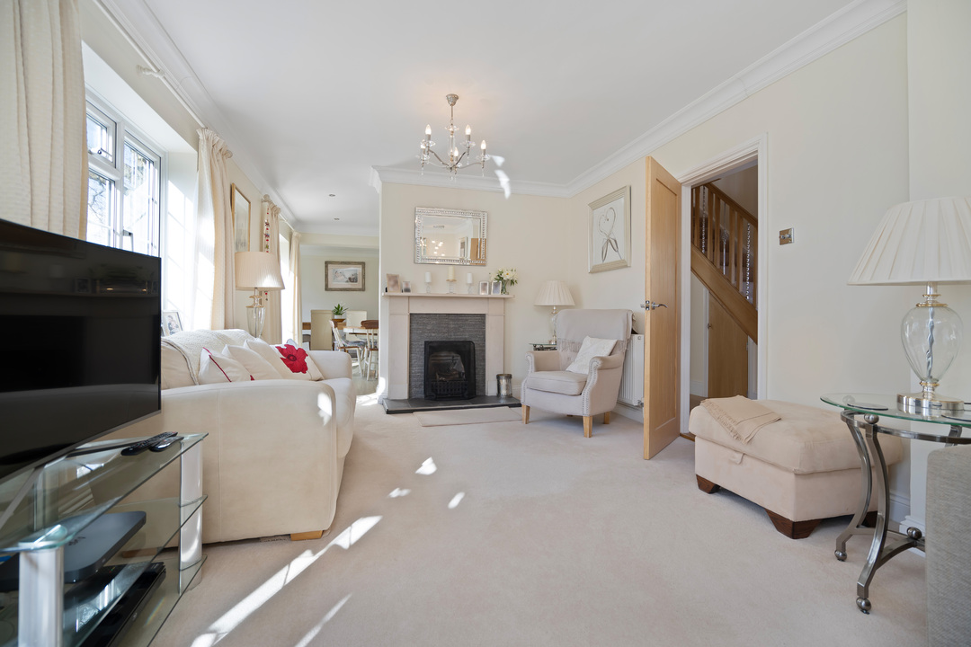 4 bed detached house for sale in Beacon Hill, High Wycombe  - Property Image 3