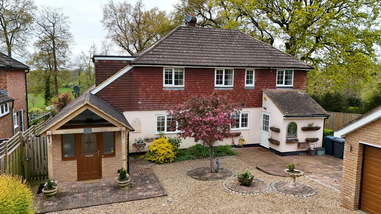 4 bed detached house for sale in Beacon Hill, High Wycombe - Property Image 1