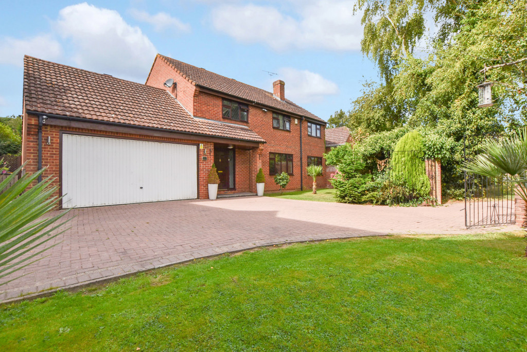 An outstanding detached family home with five bedrooms and situated at just under three miles from the amazing Cathedral City of Canterbury. This impressive home boasts an abundance of parking, including a double garage, a delightful kitchen/diner and a fantastic workspace or extra reception room.