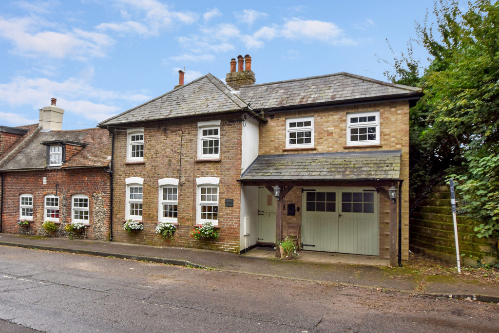 An exquisite four bedroom period property which has been beautifully extended to combine modern living with classic period features. The original house dates from 1740 and has been extended at later dates. Set over two floors this charming house will really set your pulse racing when you go to view.