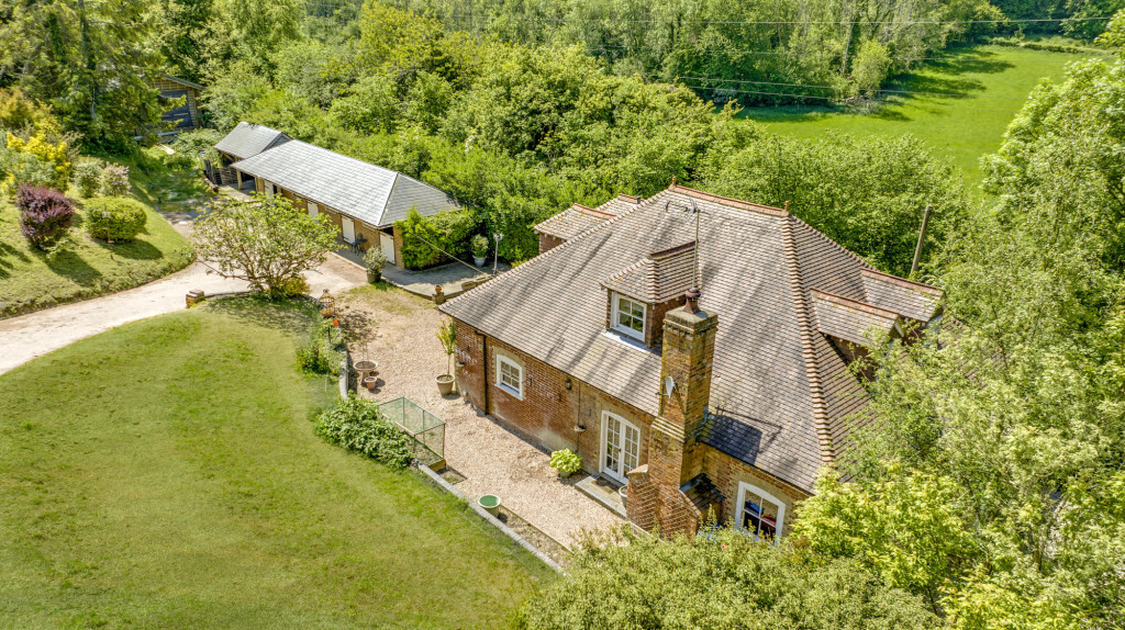 If you want the country life then do not look any further! This amazing character detached home has everything that you need and more! Great size bedrooms, large reception spaces and if you want extra space and paddocks, it has it all!
