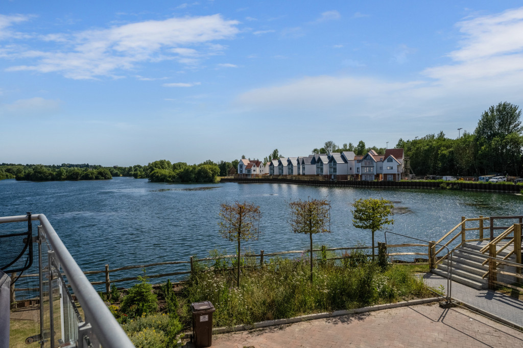 Sitting on the edge of the beautiful Conningbrook lake is this superb 4 bedroom townhouse. We couldn't help but to be impressed by the lake views, flexible accommodation and high end finishing throughout. CHAIN FREE and ready to view now.