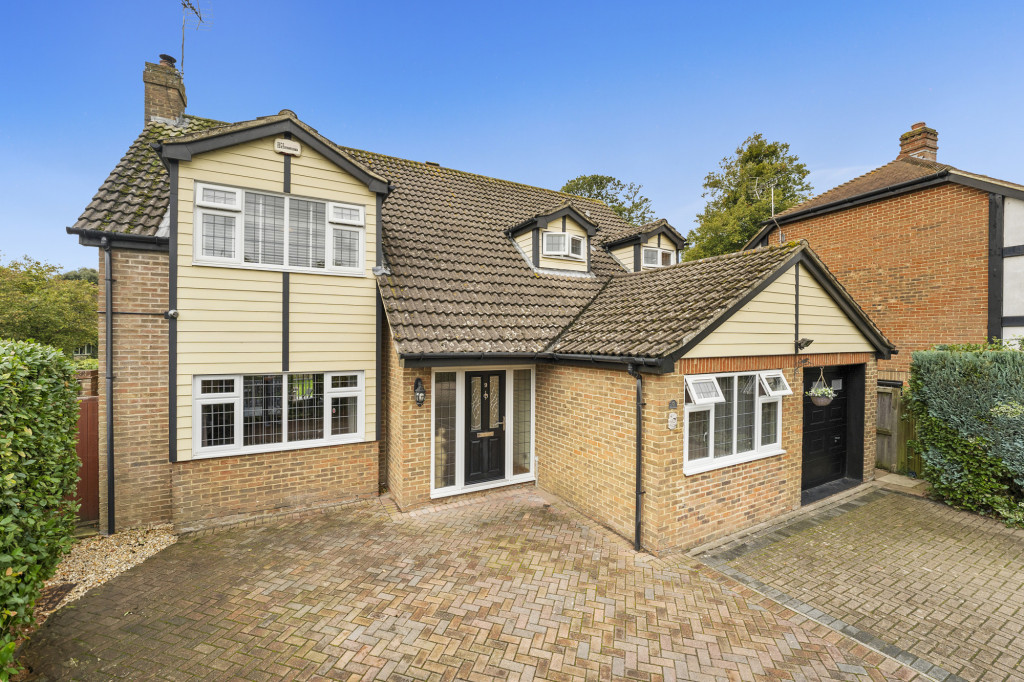 This stunning detached family home is situated in an exclusive setting in Willesborough and offers spacious accommodation throughout as well as a larger than average garden. Interested? Contact us today!