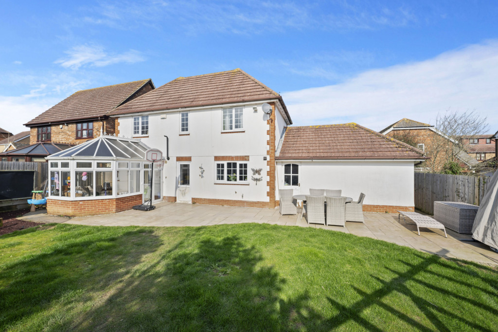If you want great size bedrooms and plenty of downstairs space then this superb detached family home has got to be on your viewing list. Available to view now so call us today to avoid disappointment.