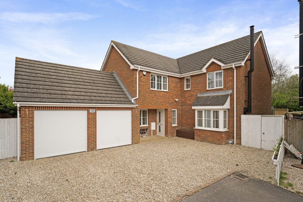 This superbly presented and spacious FIVE BEDROOM detached family home is situated in a sought after location and has a stunning conservatory and double garage too! Don't miss this one, contact us today!