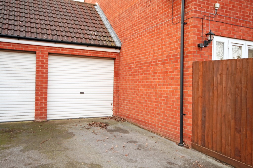 3 bed semi-detached house to rent in Bodenham Field, Gloucester  - Property Image 6