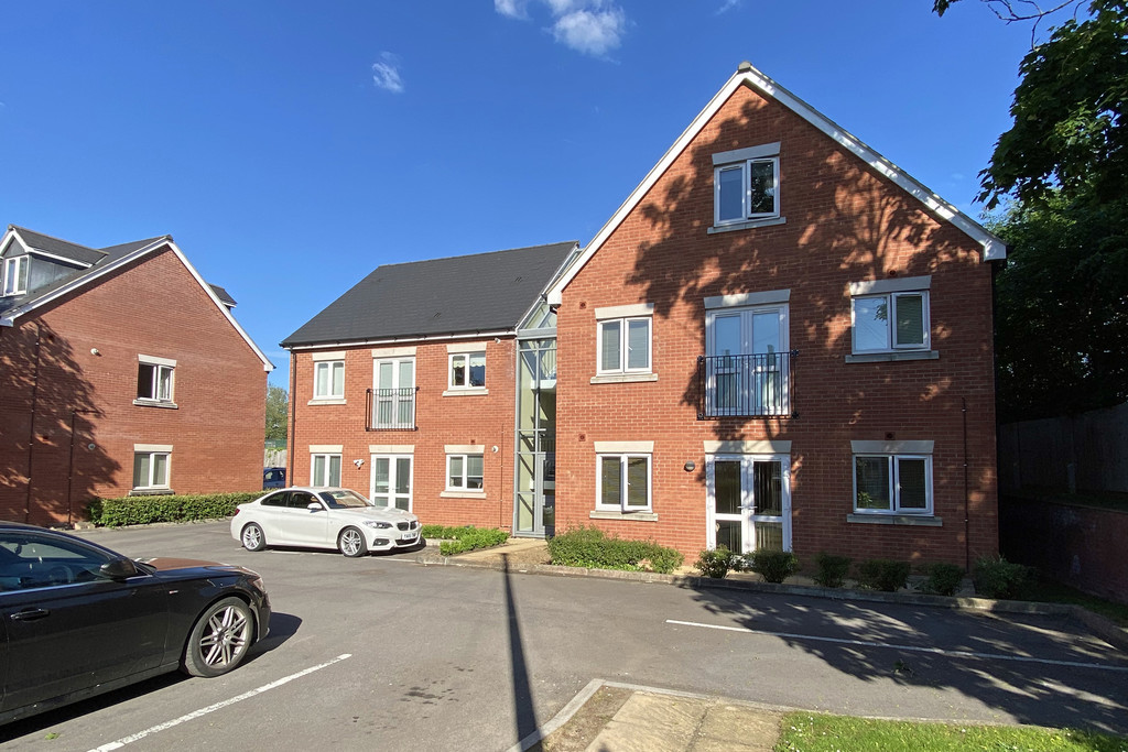 2 bed flat to rent in Bloomfield Terrace, Gloucester  - Property Image 1