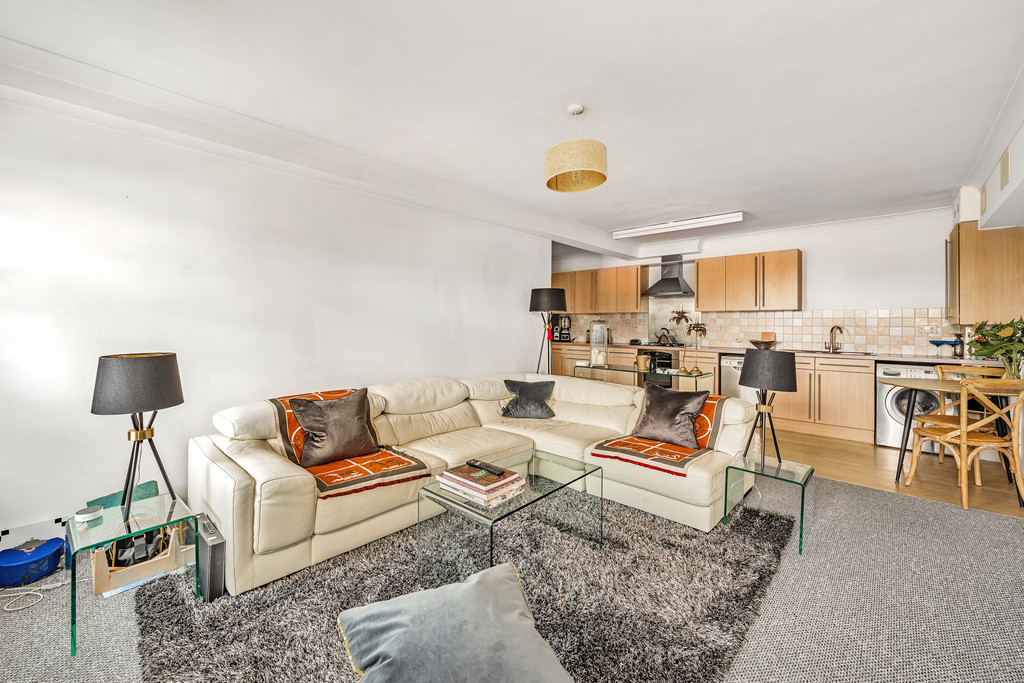 2 bed flat for sale in Victoria House, off Mayhill Way  - Property Image 3