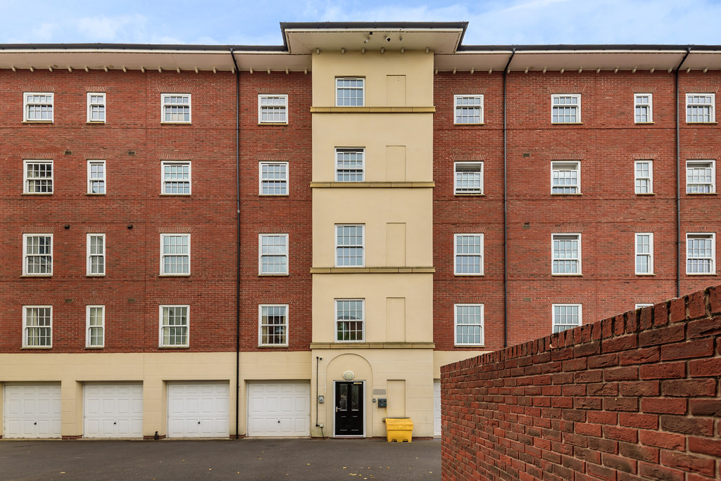 1 bed flat to rent in St James House, Nr To Glos. Royal Hospital  - Property Image 1