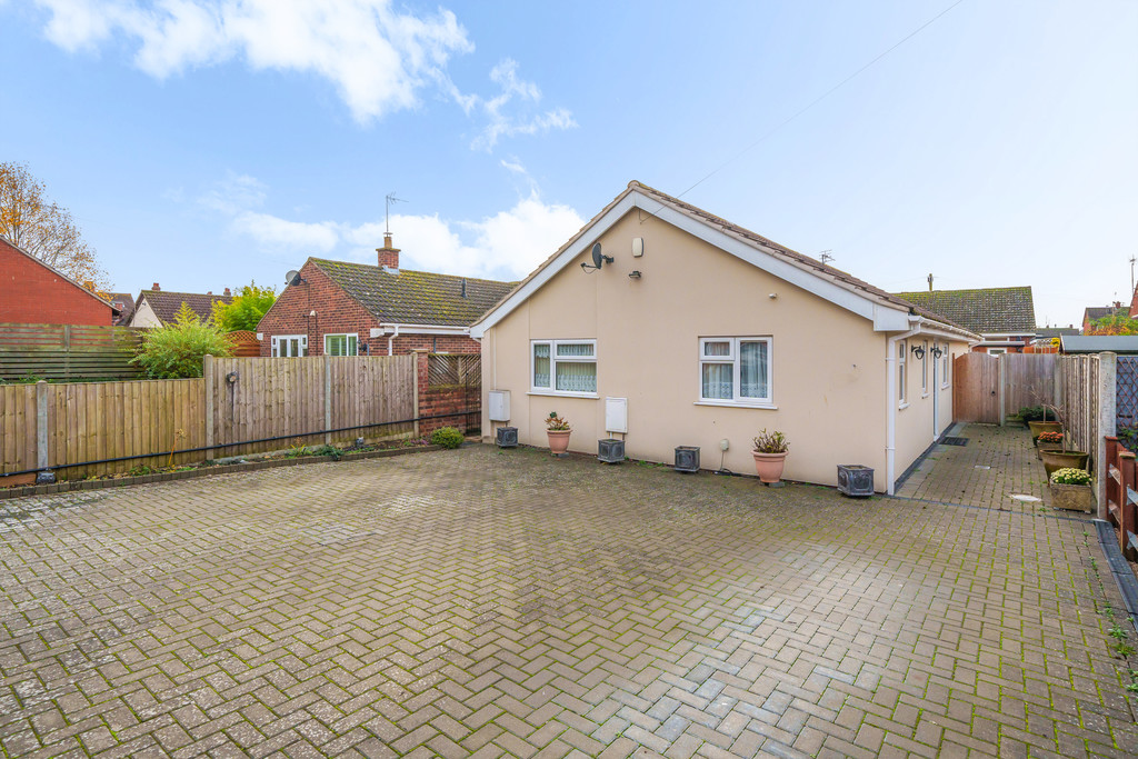 1 bed detached bungalow for sale in Newtown Lane, Tewkesbury - Property Image 1