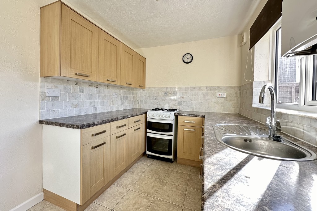 2 bed end of terrace house for sale in Fieldcourt Gardens, Quedgeley  - Property Image 3