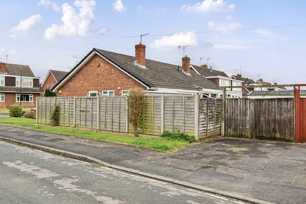 2 bed semi-detached bungalow for sale in Hazelcroft, Churchdown  - Property Image 11