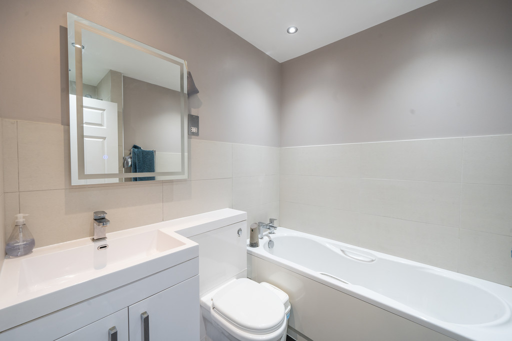 5 bed link detached house for sale in Brensham Court  - Property Image 10