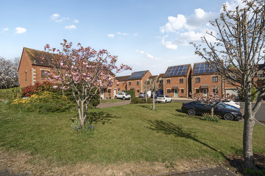 5 bed link detached house for sale in Brensham Court  - Property Image 15