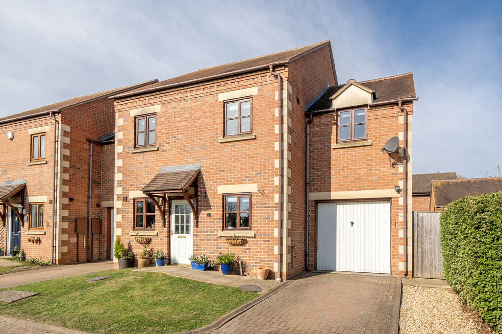 5 bed link detached house for sale in Brensham Court - Property Image 1