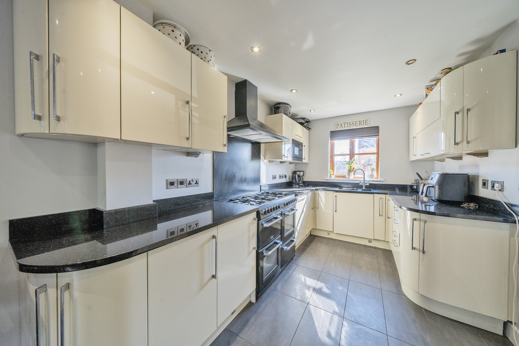 5 bed link detached house for sale in Brensham Court  - Property Image 4