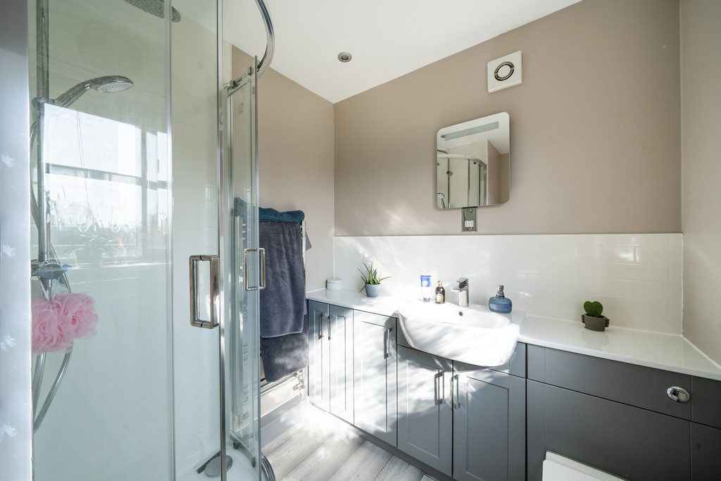 5 bed link detached house for sale in Brensham Court  - Property Image 7