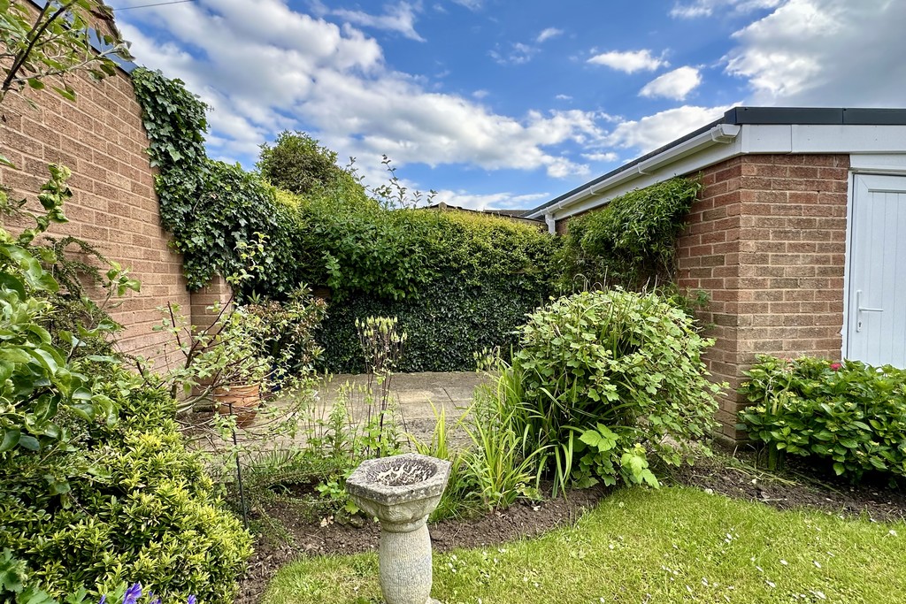 2 bed semi-detached bungalow for sale in Blenheim Drive, Bredon  - Property Image 11