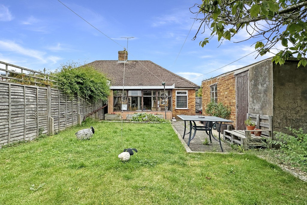 2 bed semi-detached bungalow for sale in Zoons Road, Hucclecote  - Property Image 11