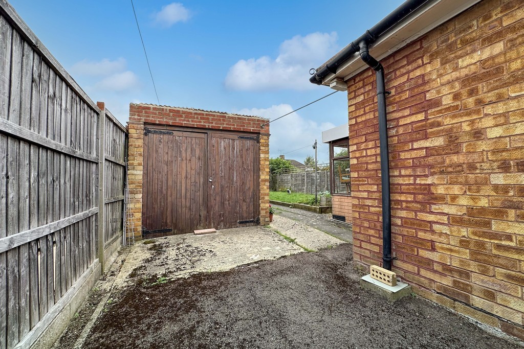 2 bed semi-detached bungalow for sale in Zoons Road, Hucclecote  - Property Image 2