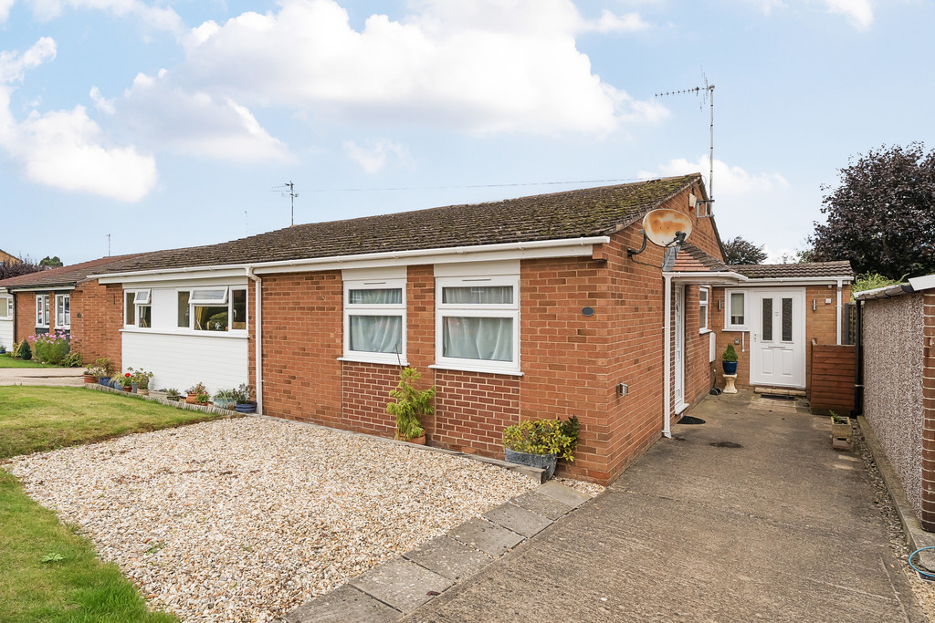 3 bed semi-detached bungalow for sale in Plantation Crescent, Bredon  - Property Image 1