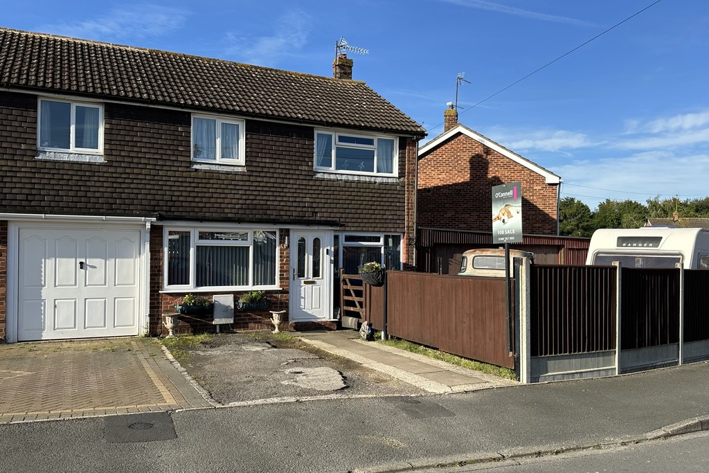 3 bed end of terrace house for sale in Oak Drive, Northway  - Property Image 1