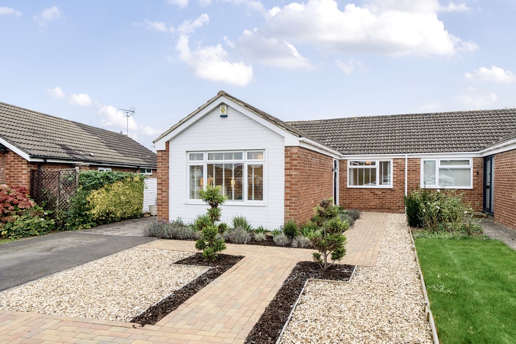 4 bed semi-detached bungalow for sale in Kaybourne Crescent, Gloucester  - Property Image 1