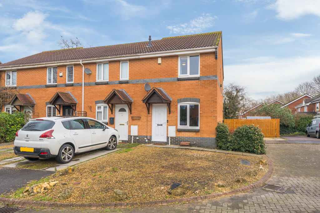 2 bed end of terrace house for sale in Raleigh Close, Gloucester  - Property Image 1