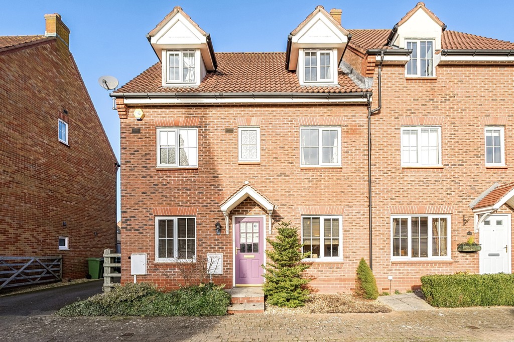 5 bed semi-detached house for sale in Snowdonia Road, Tewkesbury  - Property Image 1