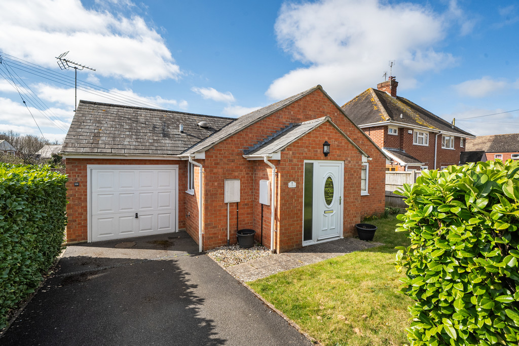 2 bed detached bungalow for sale in Hill Close, Tewkesbury  - Property Image 1