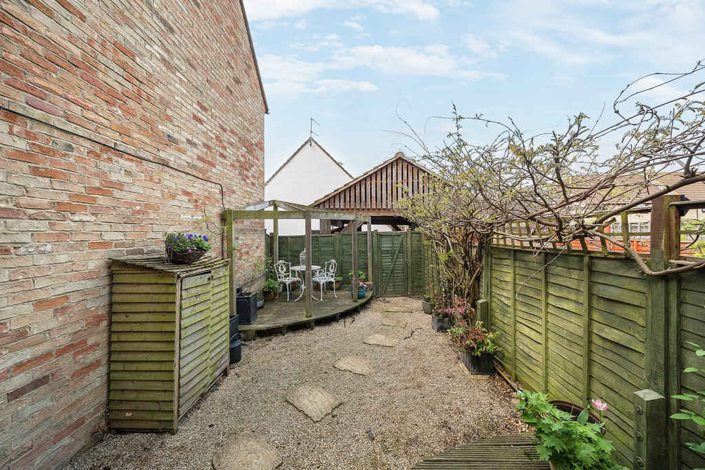 3 bed terraced house for sale in Chapman Way, Hatherley  - Property Image 11