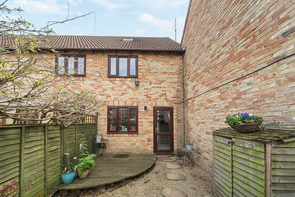 3 bed terraced house for sale in Chapman Way, Hatherley  - Property Image 13
