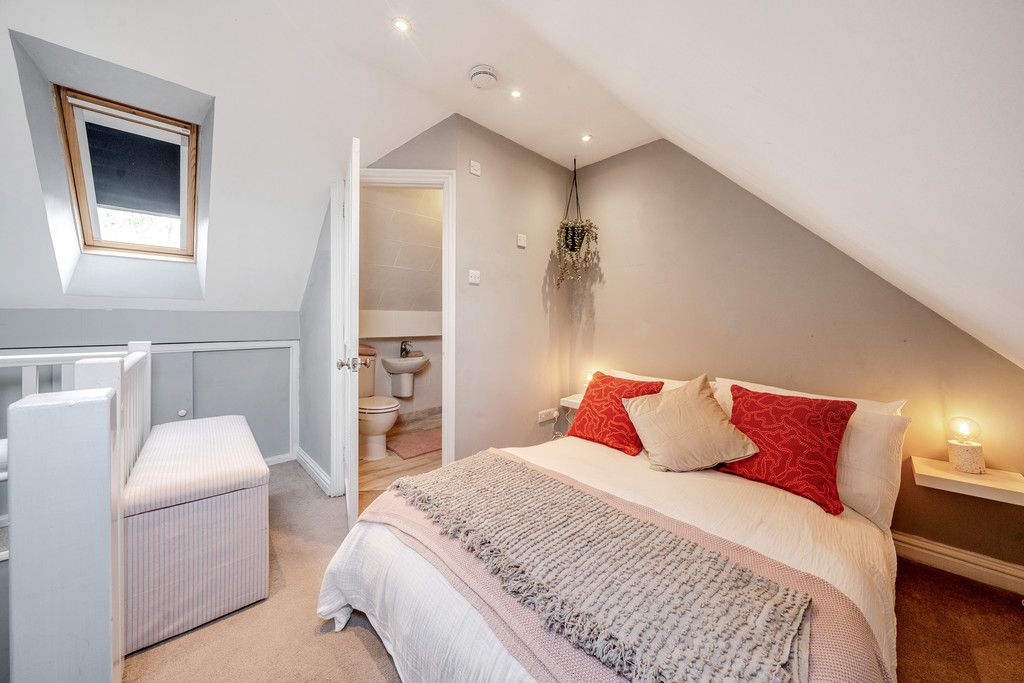 3 bed terraced house for sale in Chapman Way, Hatherley  - Property Image 10