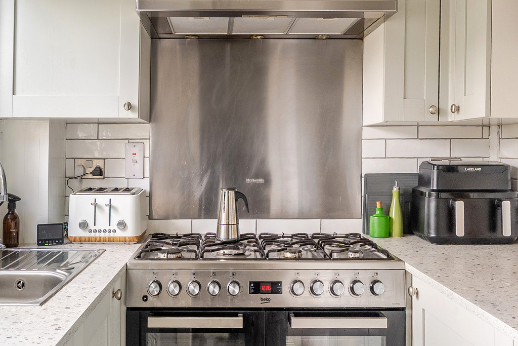 3 bed terraced house for sale in Chapman Way, Hatherley  - Property Image 3