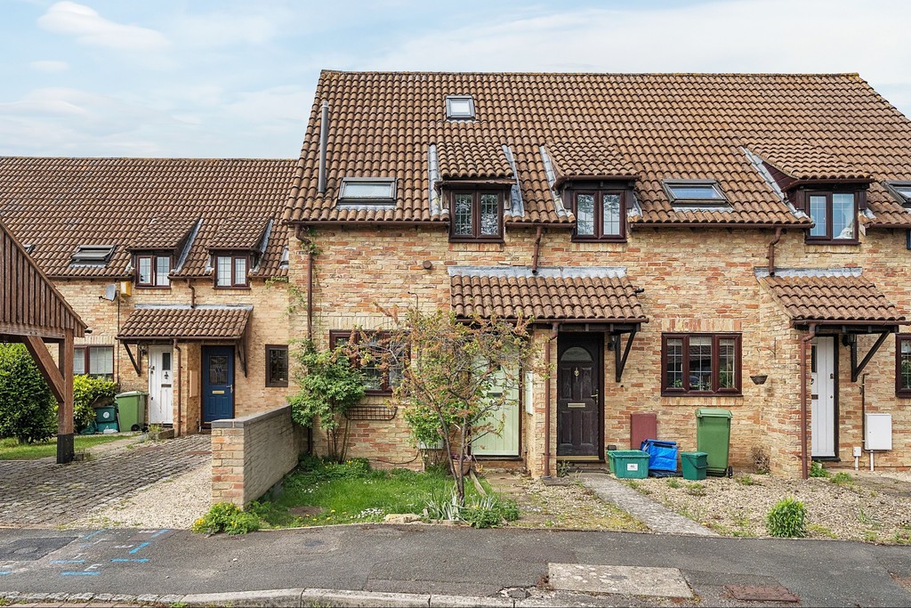 3 bed terraced house for sale in Chapman Way, Hatherley - Property Image 1