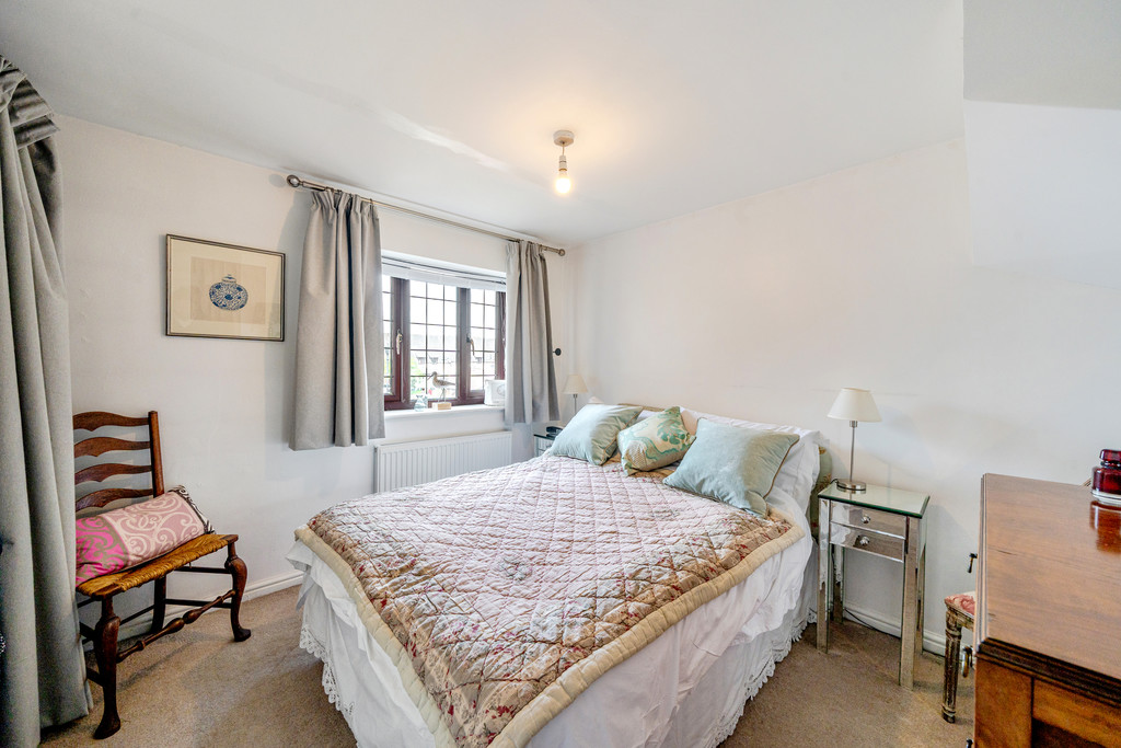 3 bed terraced house for sale in Chapman Way, Hatherley  - Property Image 6