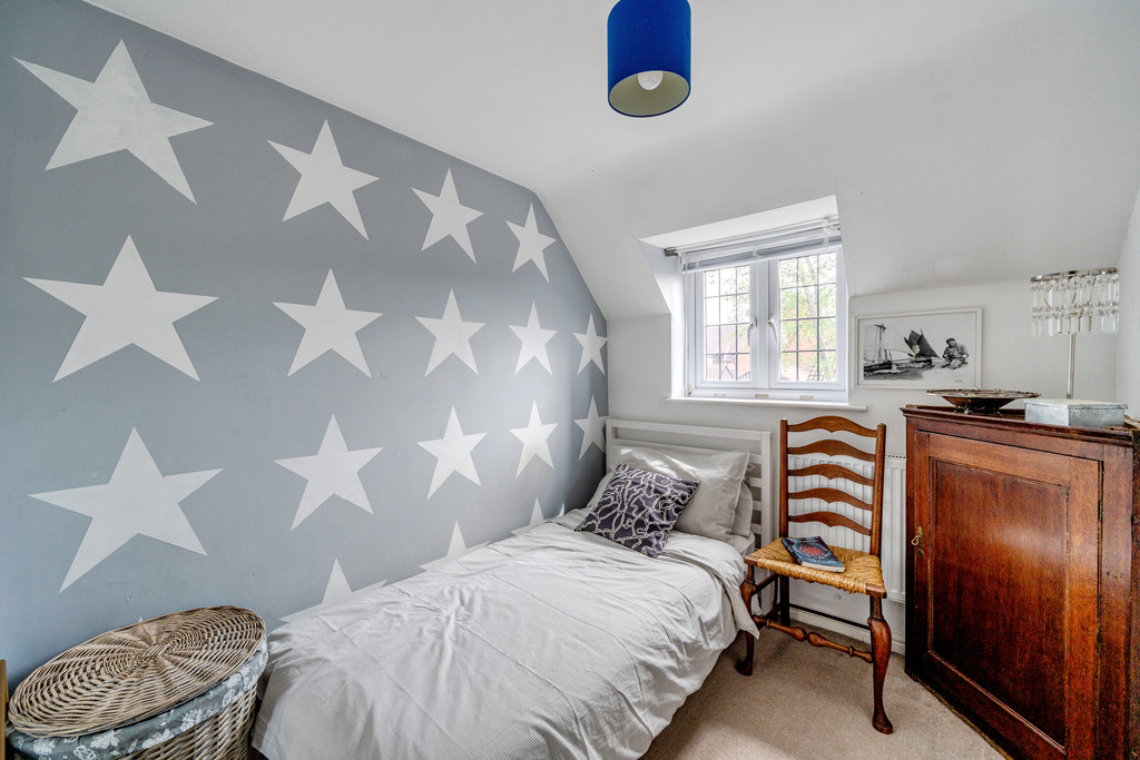 3 bed terraced house for sale in Chapman Way, Hatherley  - Property Image 7