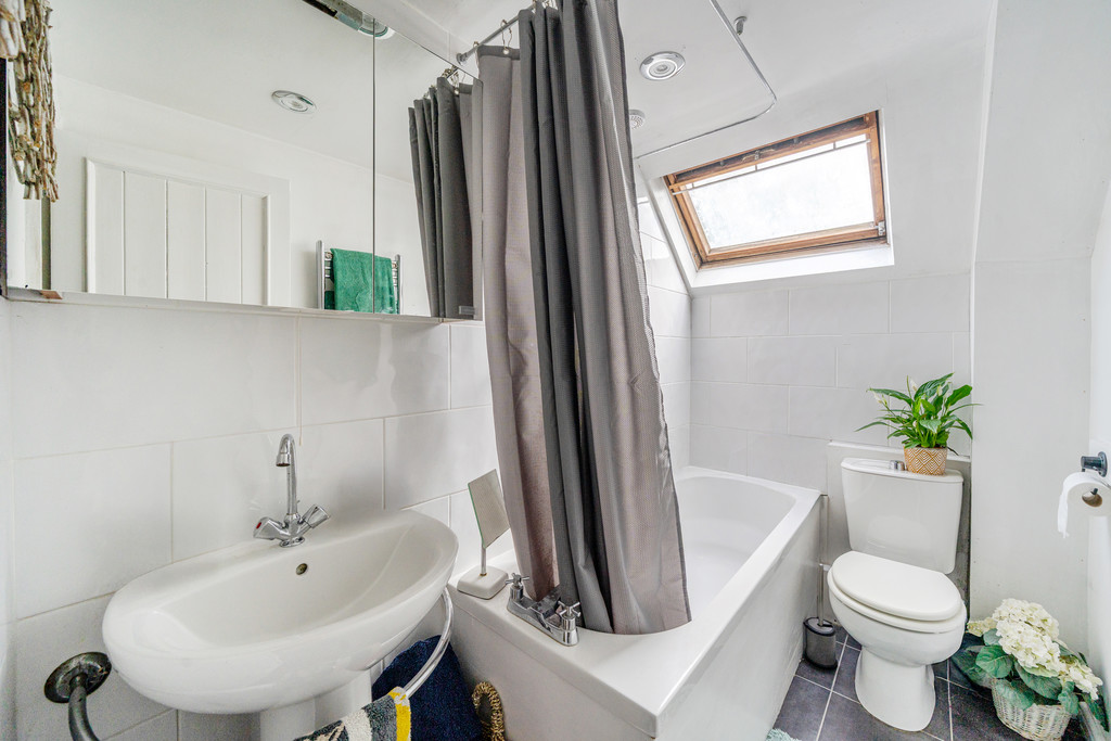 3 bed terraced house for sale in Chapman Way, Hatherley  - Property Image 8